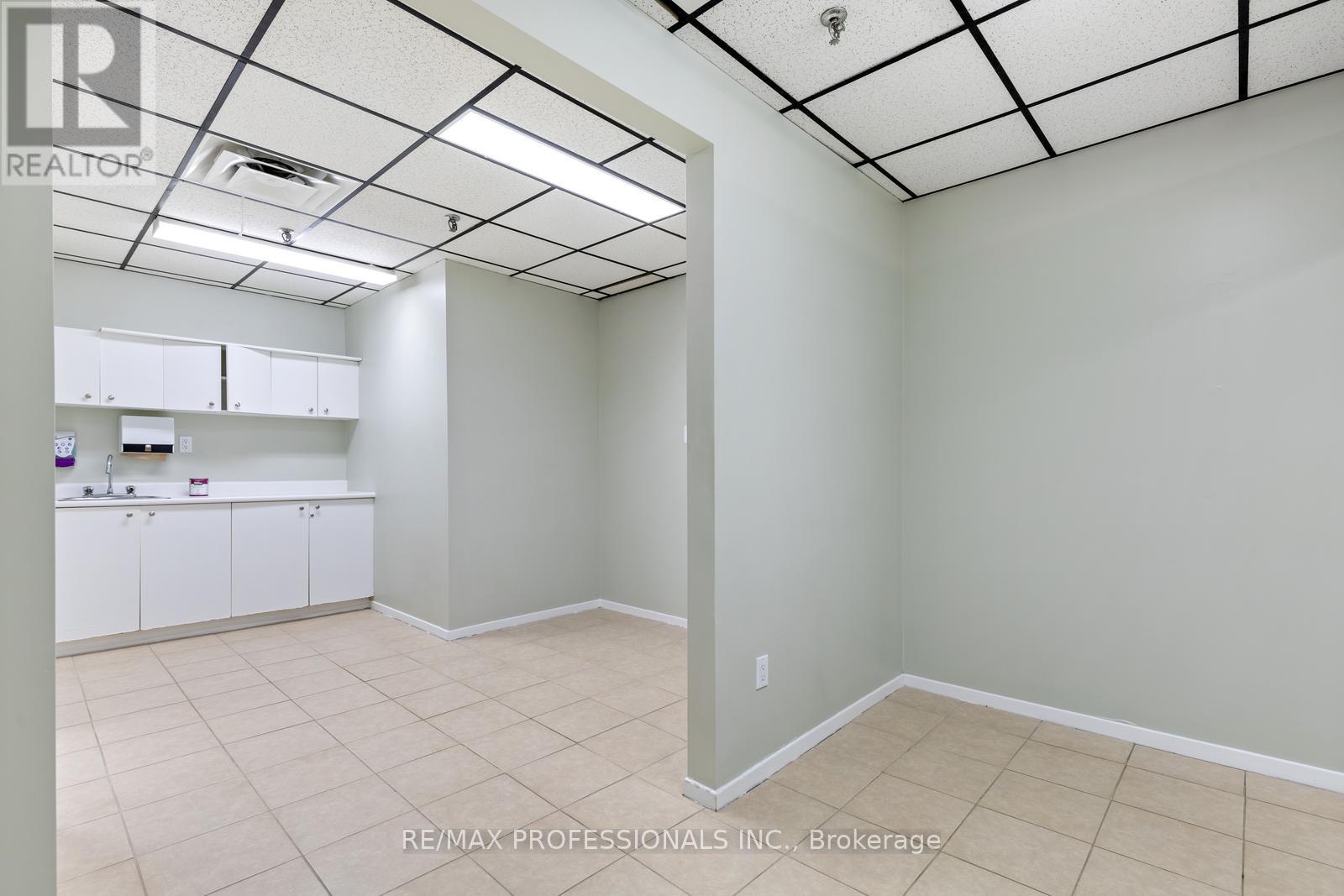 B3 - 4640 Jane Street, Toronto, Ontario  M3N 2K5 - Photo 8 - W12442852