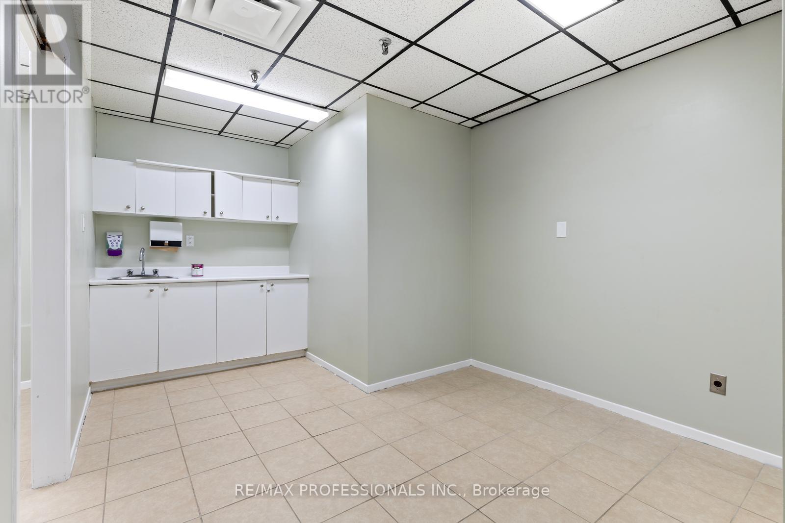 B3 - 4640 Jane Street, Toronto, Ontario  M3N 2K5 - Photo 9 - W12442852
