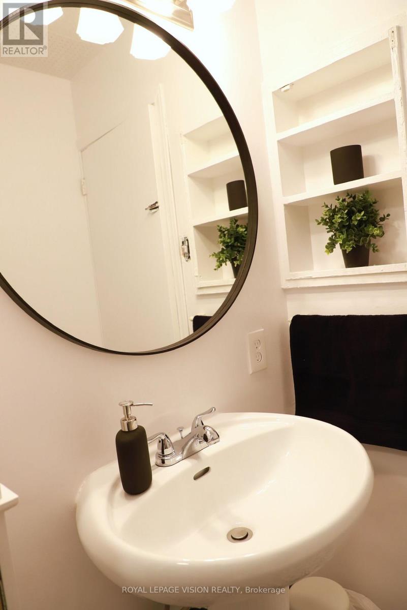 Upper - 1242 Danforth Avenue, Toronto, Ontario  M4J 1M6 - Photo 15 - E12448045