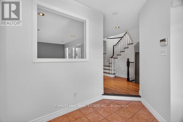 22 Baltic Street, Richmond Hill, Ontario  L4B 4H8 - Photo 5 - N12448017