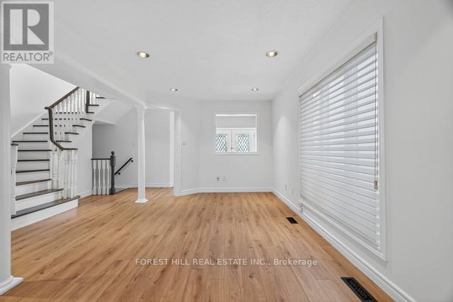 22 Baltic Street, Richmond Hill, Ontario  L4B 4H8 - Photo 8 - N12448017