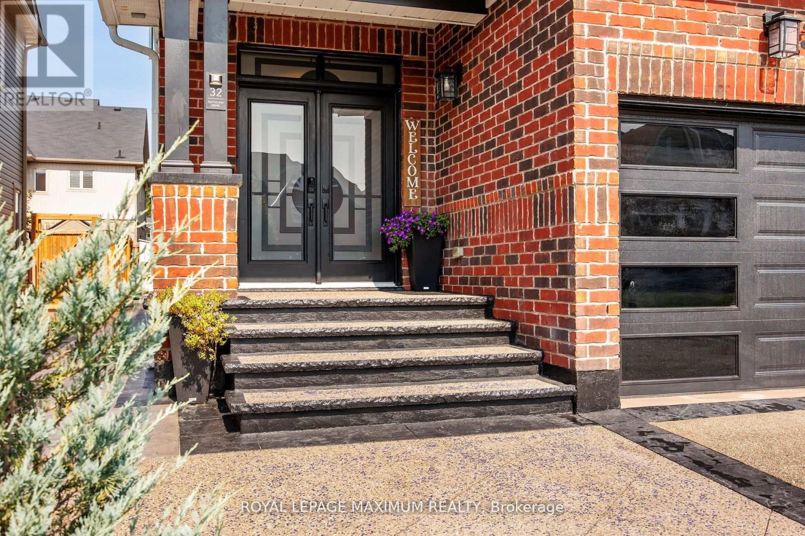 32 Battalion Drive, Essa (Angus), Ontario  L0M 1B4 - Photo 4 - N12448029