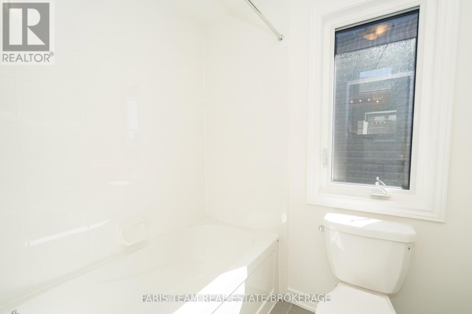 89 Berkely Street, Wasaga Beach, Ontario  L9Z 2N5 - Photo 35 - S12448048