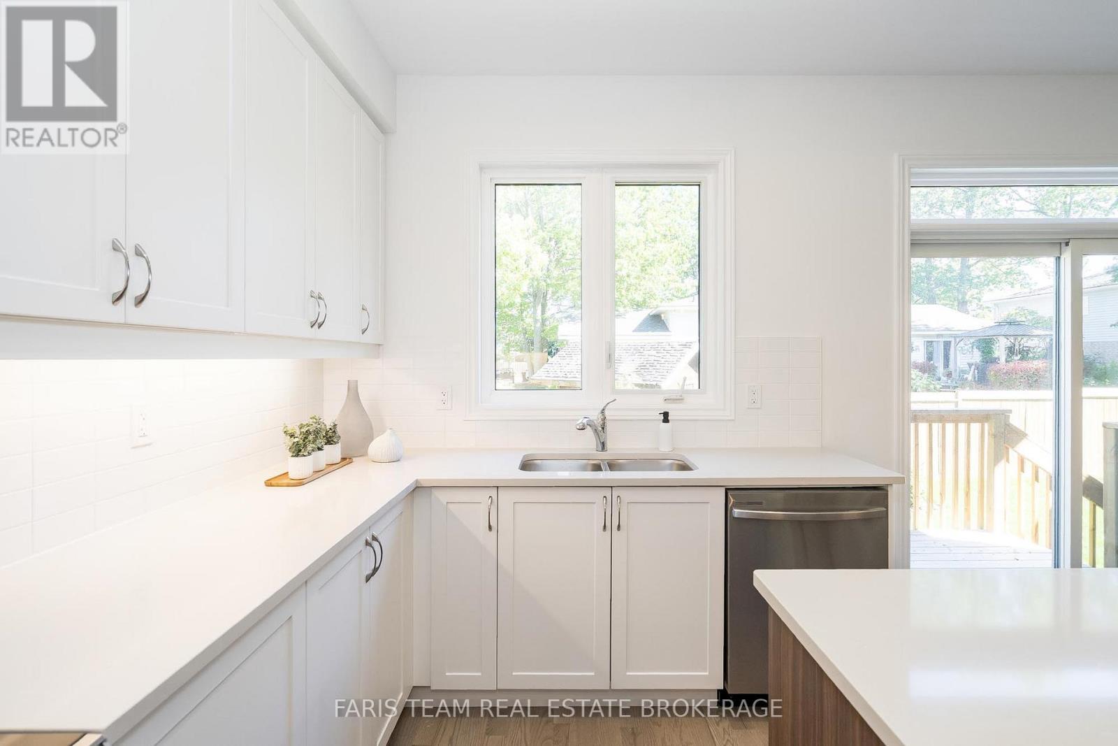 89 Berkely Street, Wasaga Beach, Ontario  L9Z 2N5 - Photo 6 - S12448048