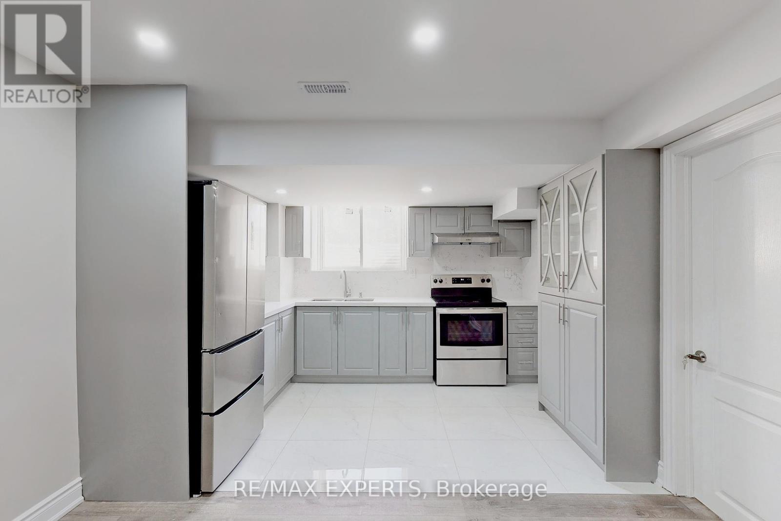 16 Helderman Street, Caledon, Ontario  L7C 3V2 - Photo 3 - W12447971