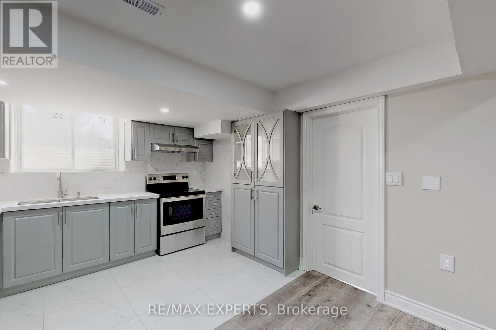 16 Helderman Street, Caledon, Ontario  L7C 3V2 - Photo 4 - W12447971