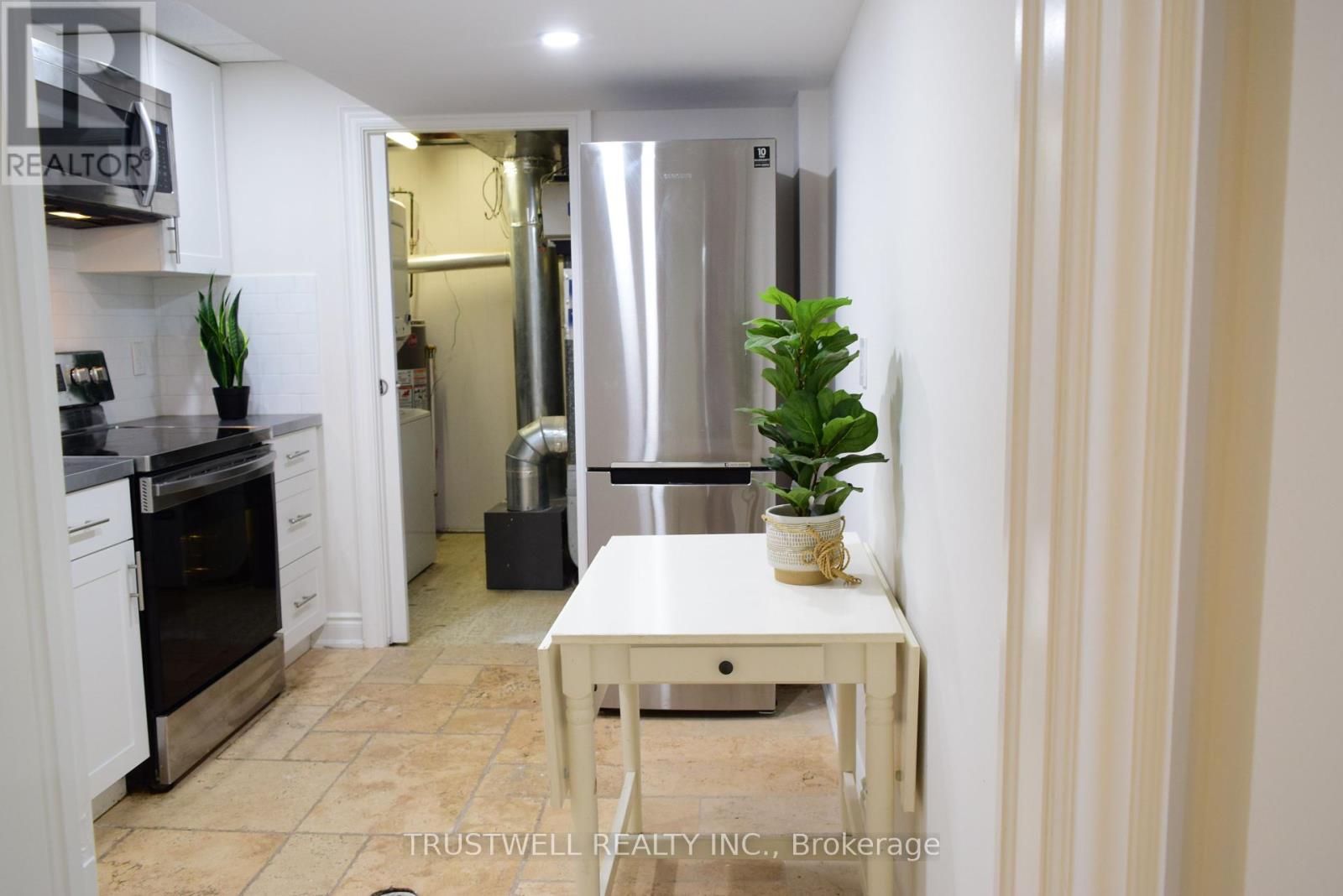 1633 Sunnycove Drive, Mississauga, Ontario  L4X 1B6 - Photo 12 - W12448011