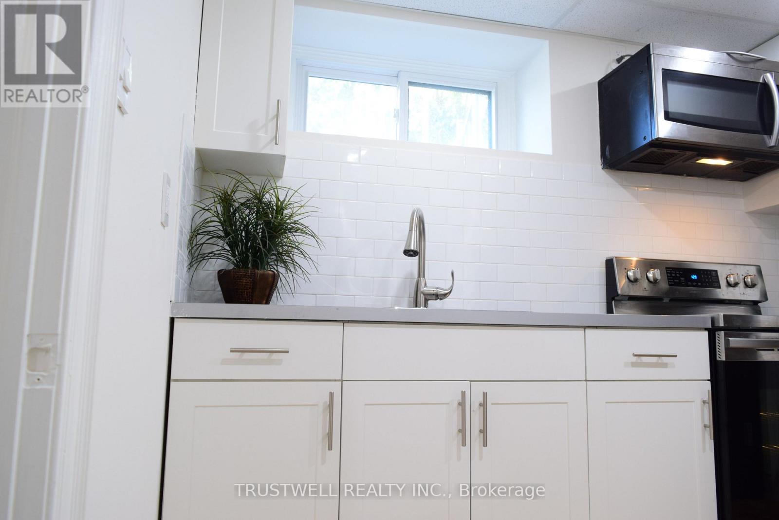 1633 Sunnycove Drive, Mississauga, Ontario  L4X 1B6 - Photo 13 - W12448011