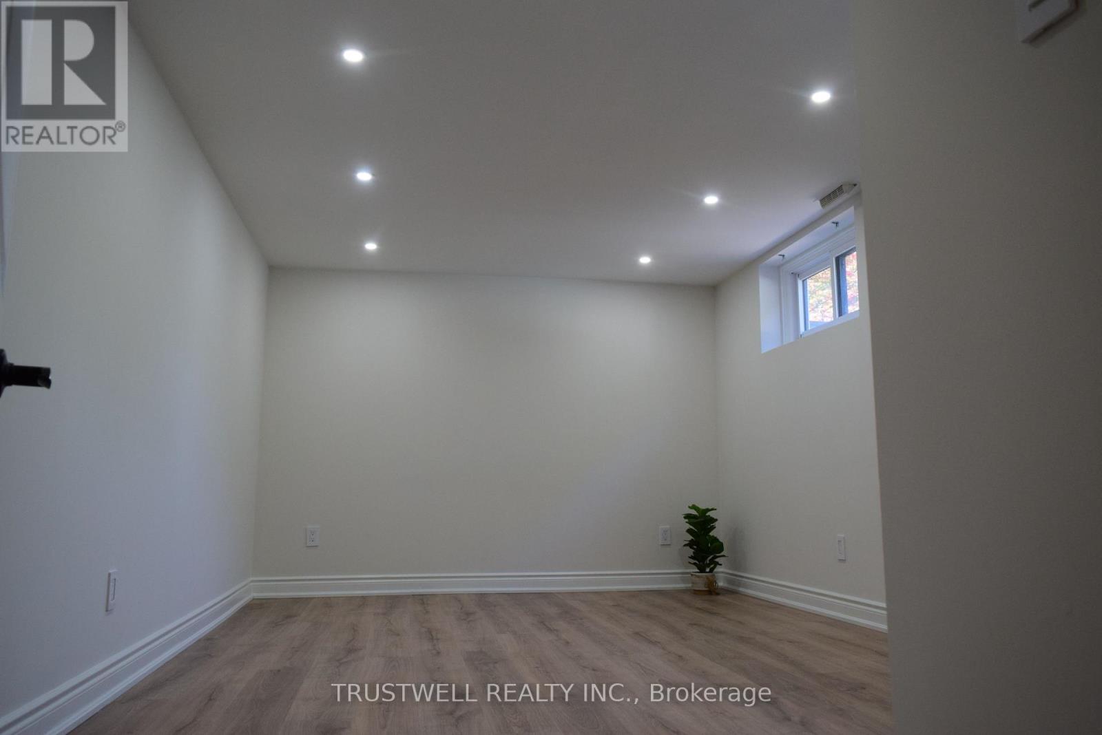 1633 Sunnycove Drive, Mississauga, Ontario  L4X 1B6 - Photo 16 - W12448011