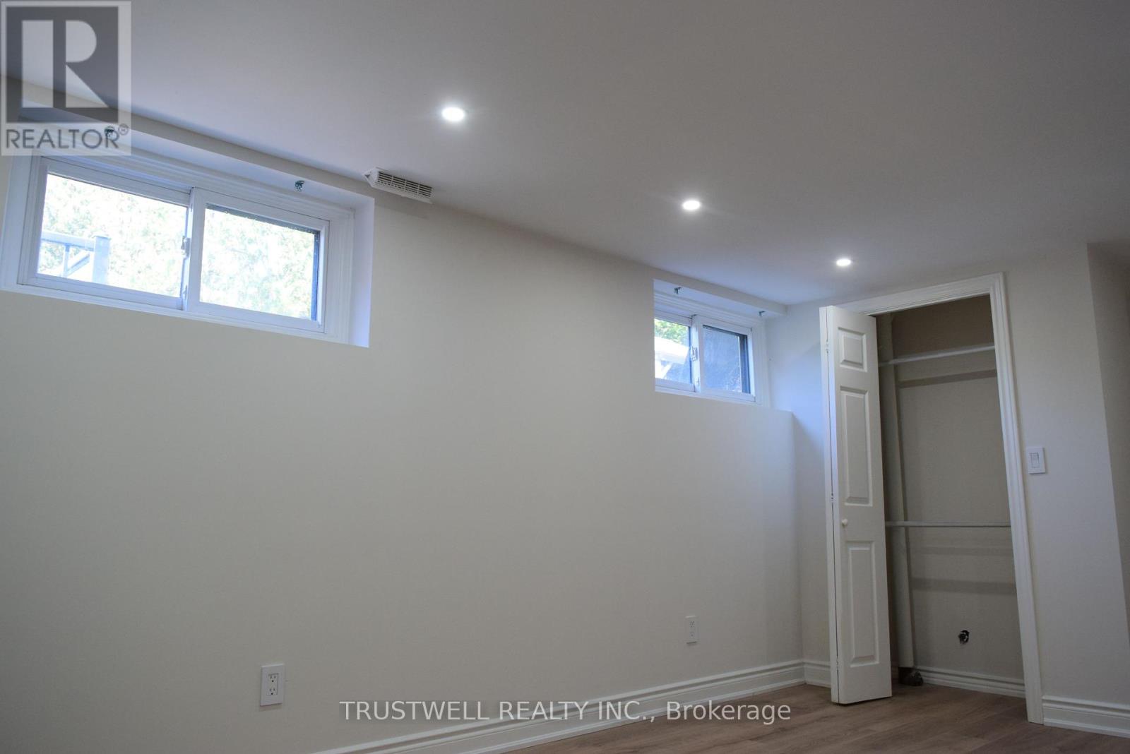 1633 Sunnycove Drive, Mississauga, Ontario  L4X 1B6 - Photo 17 - W12448011