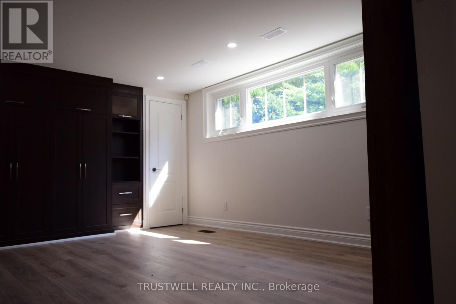1633 Sunnycove Drive, Mississauga, Ontario  L4X 1B6 - Photo 3 - W12448011