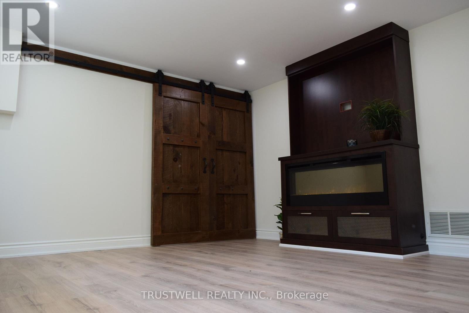 1633 Sunnycove Drive, Mississauga, Ontario  L4X 1B6 - Photo 6 - W12448011