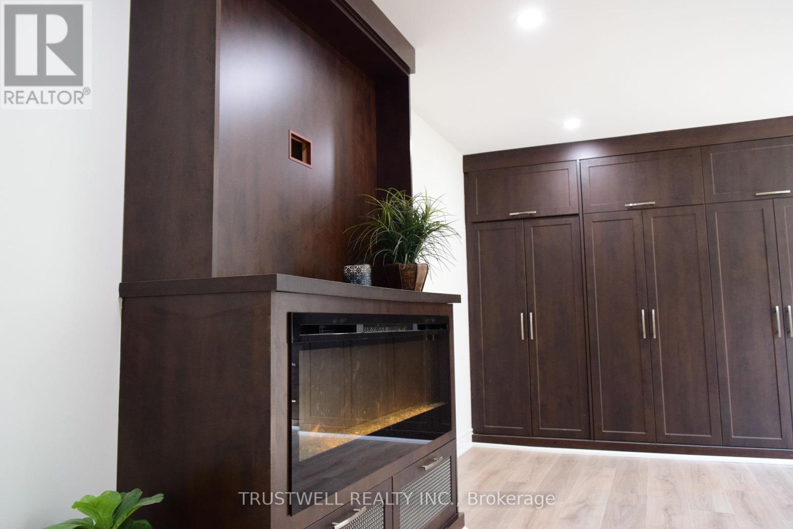 1633 Sunnycove Drive, Mississauga, Ontario  L4X 1B6 - Photo 7 - W12448011