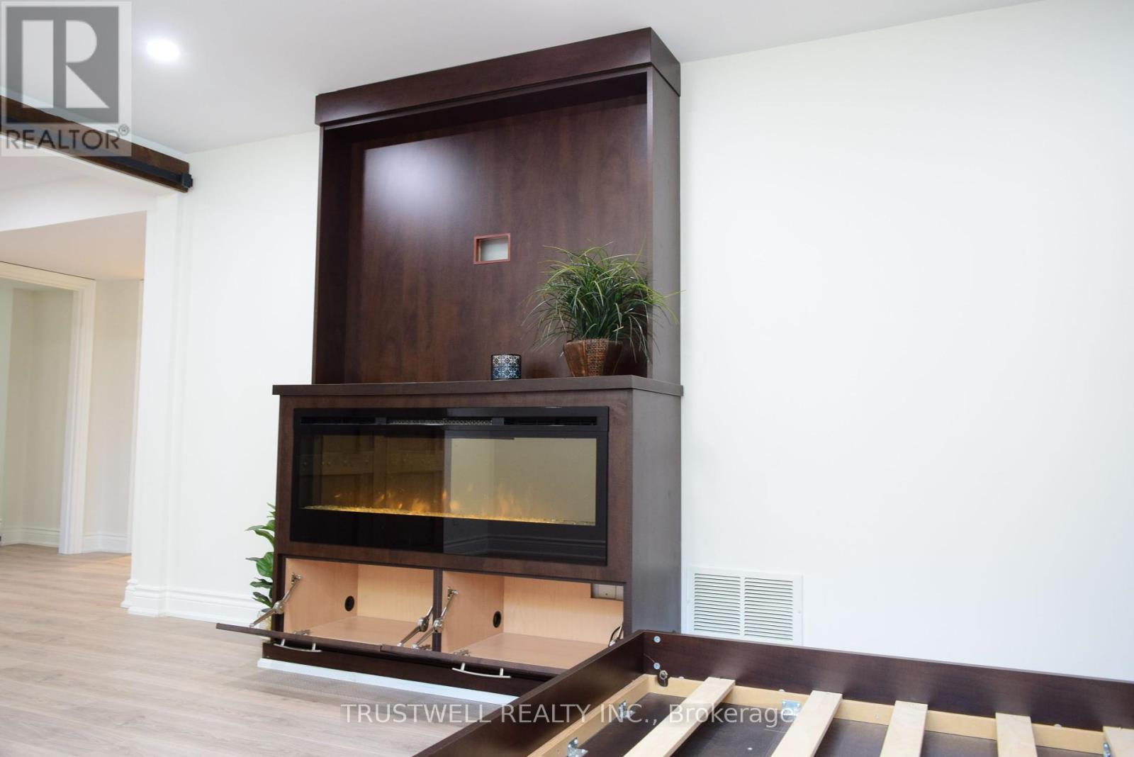 1633 Sunnycove Drive, Mississauga, Ontario  L4X 1B6 - Photo 8 - W12448011