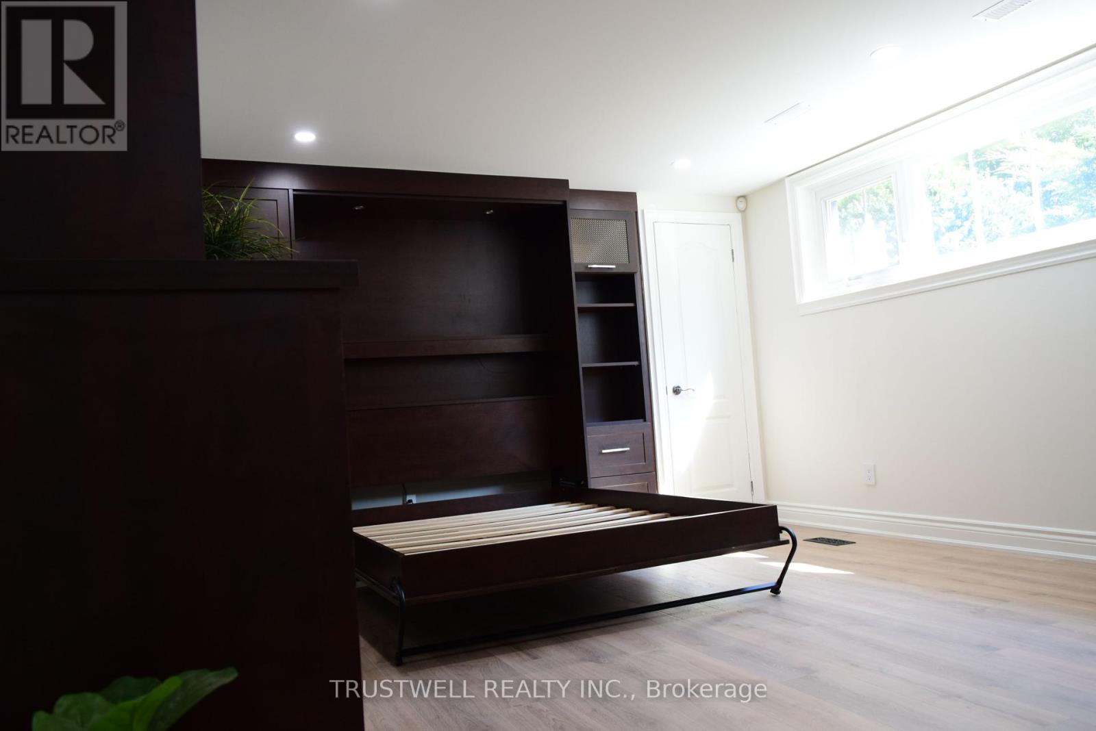 1633 Sunnycove Drive, Mississauga, Ontario  L4X 1B6 - Photo 9 - W12448011