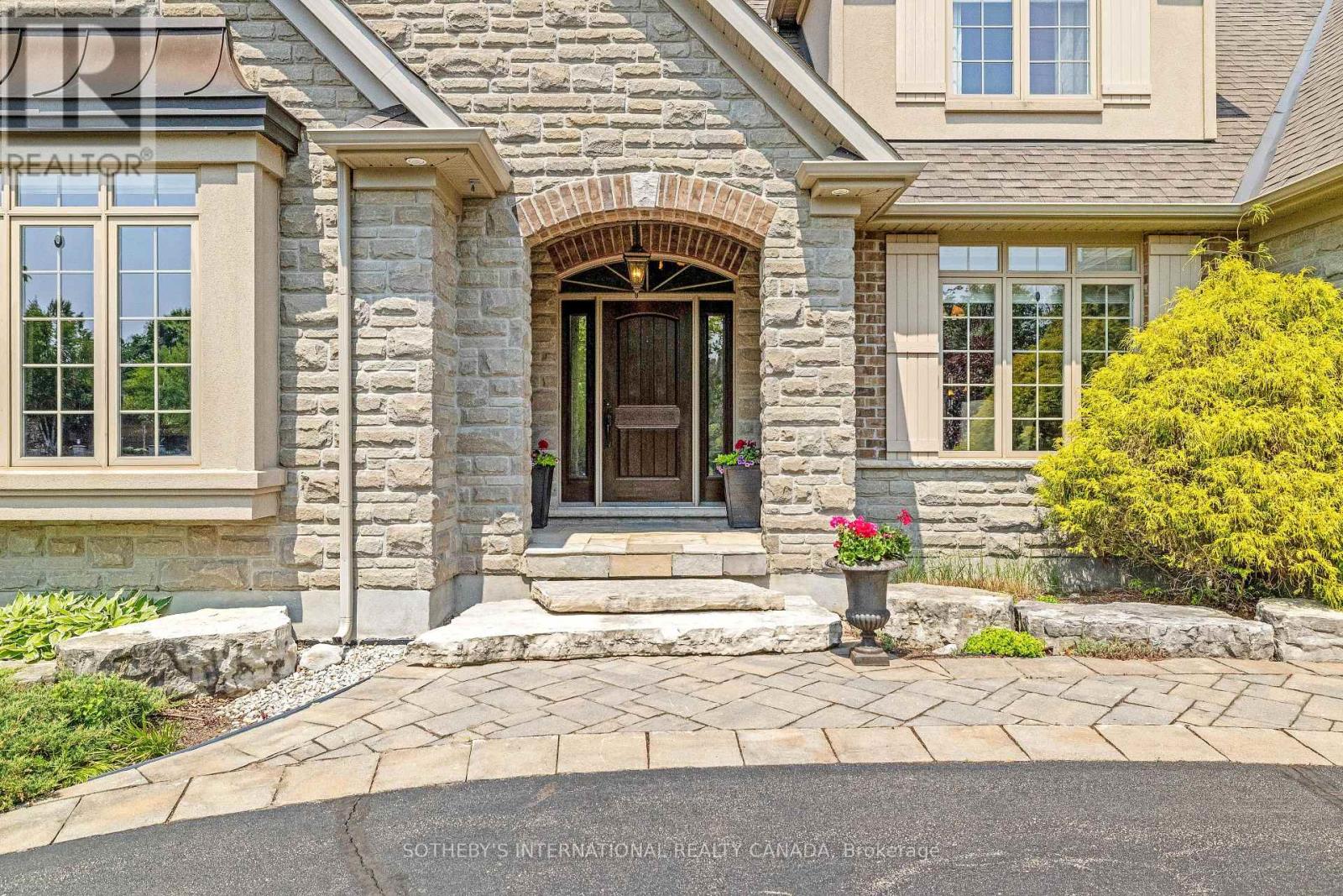 11375 Taylor Court, Milton (Brookville/haltonville), Ontario  L0P 1B0 - Photo 6 - W12448033