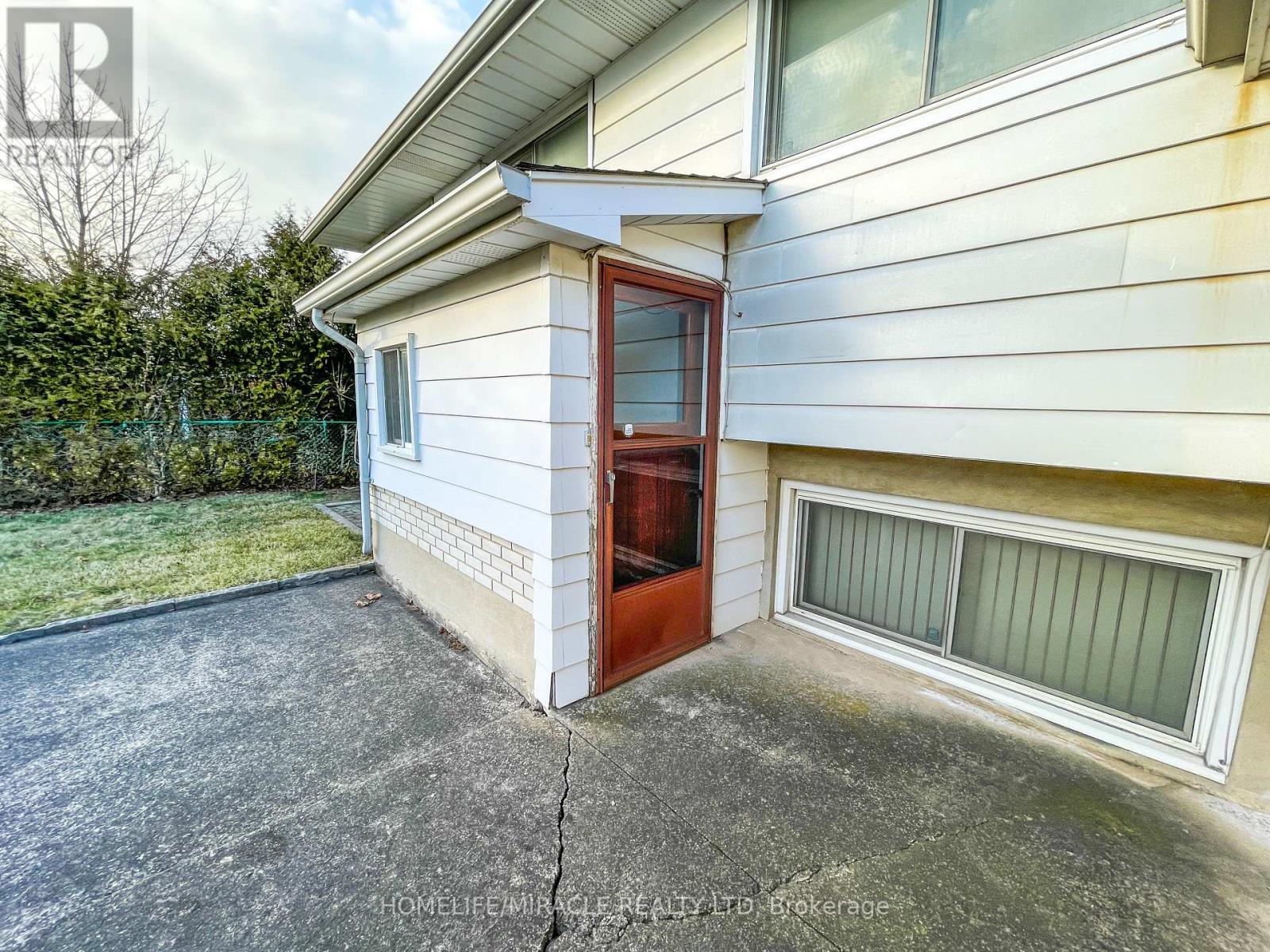 20 Drury Crescent, St. Catharines, Ontario  L2M 6B6 - Photo 10 - X12448026