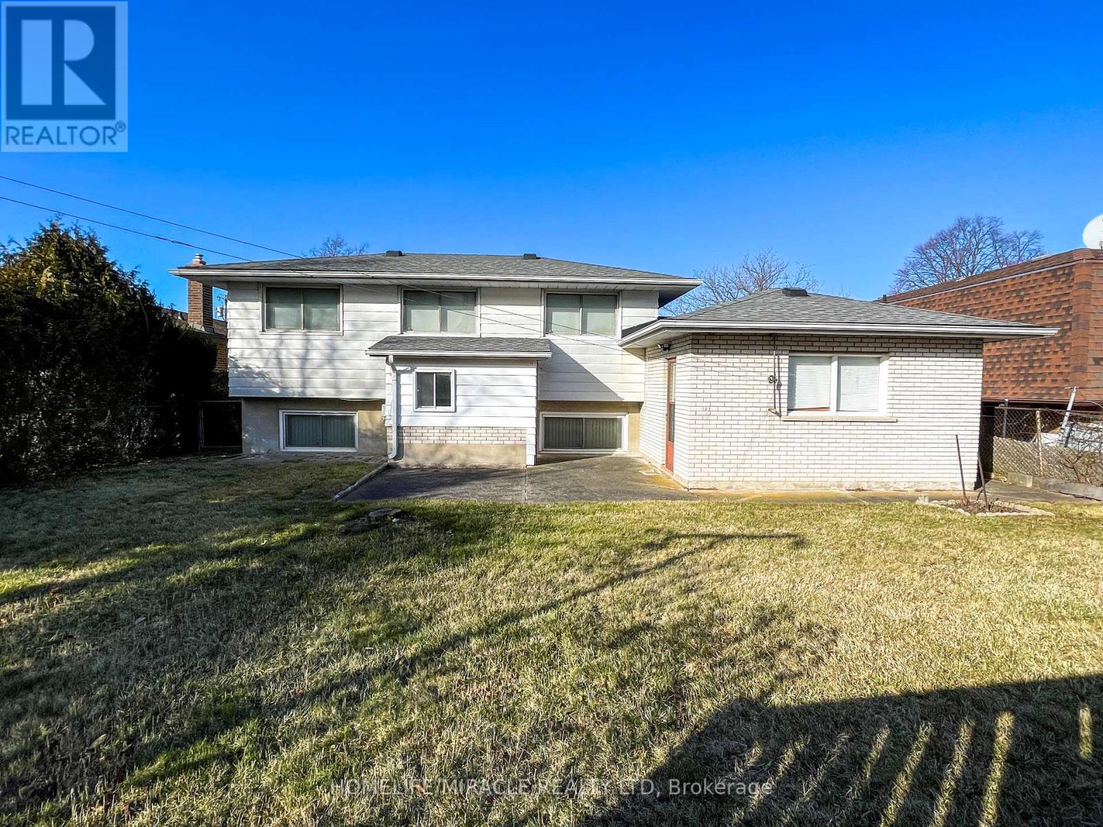 20 Drury Crescent, St. Catharines, Ontario  L2M 6B6 - Photo 3 - X12448026
