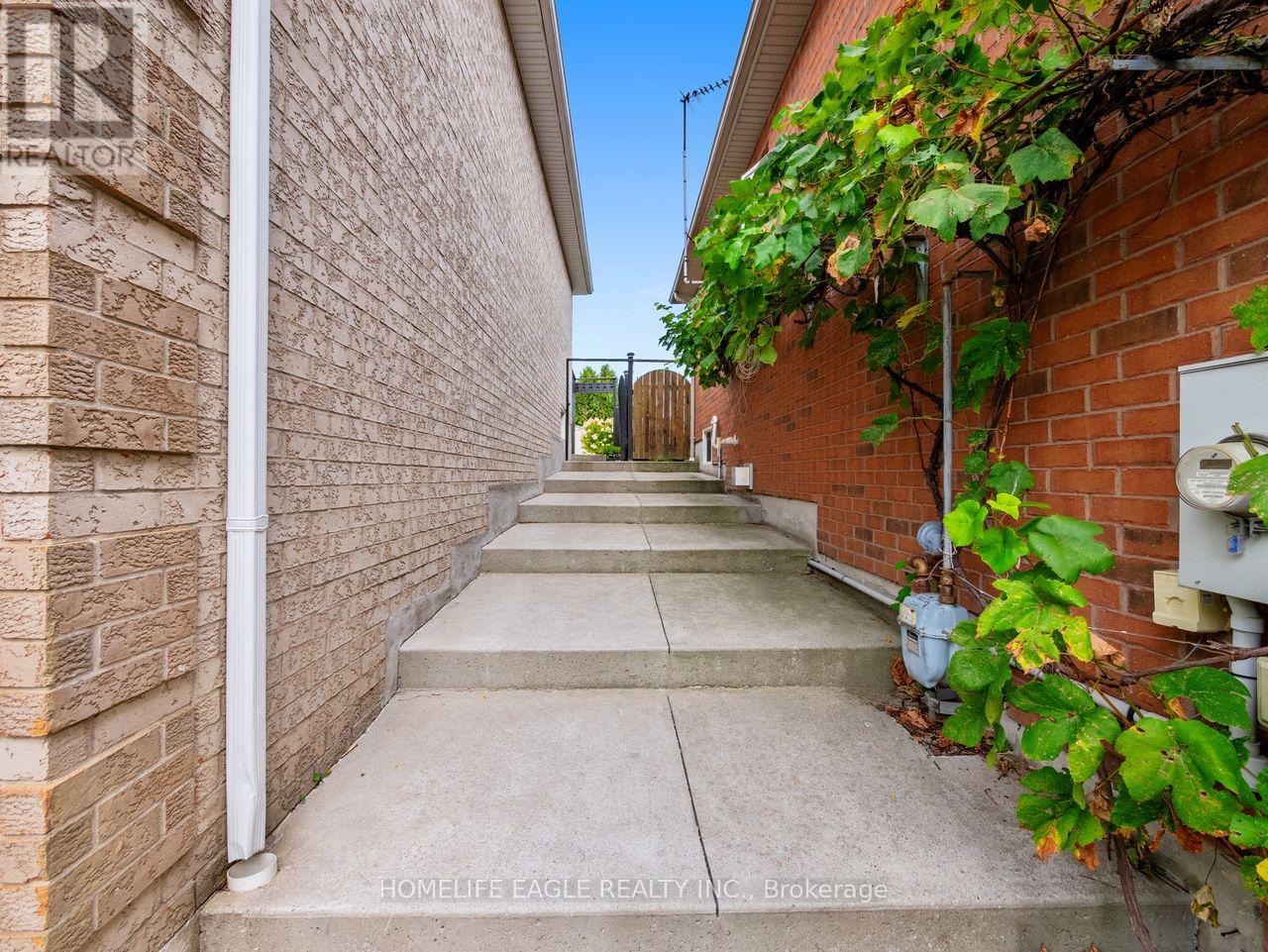 15 Eve Court, Bradford West Gwillimbury, Ontario  L3Z 3H6 - Photo 21 - N12426812