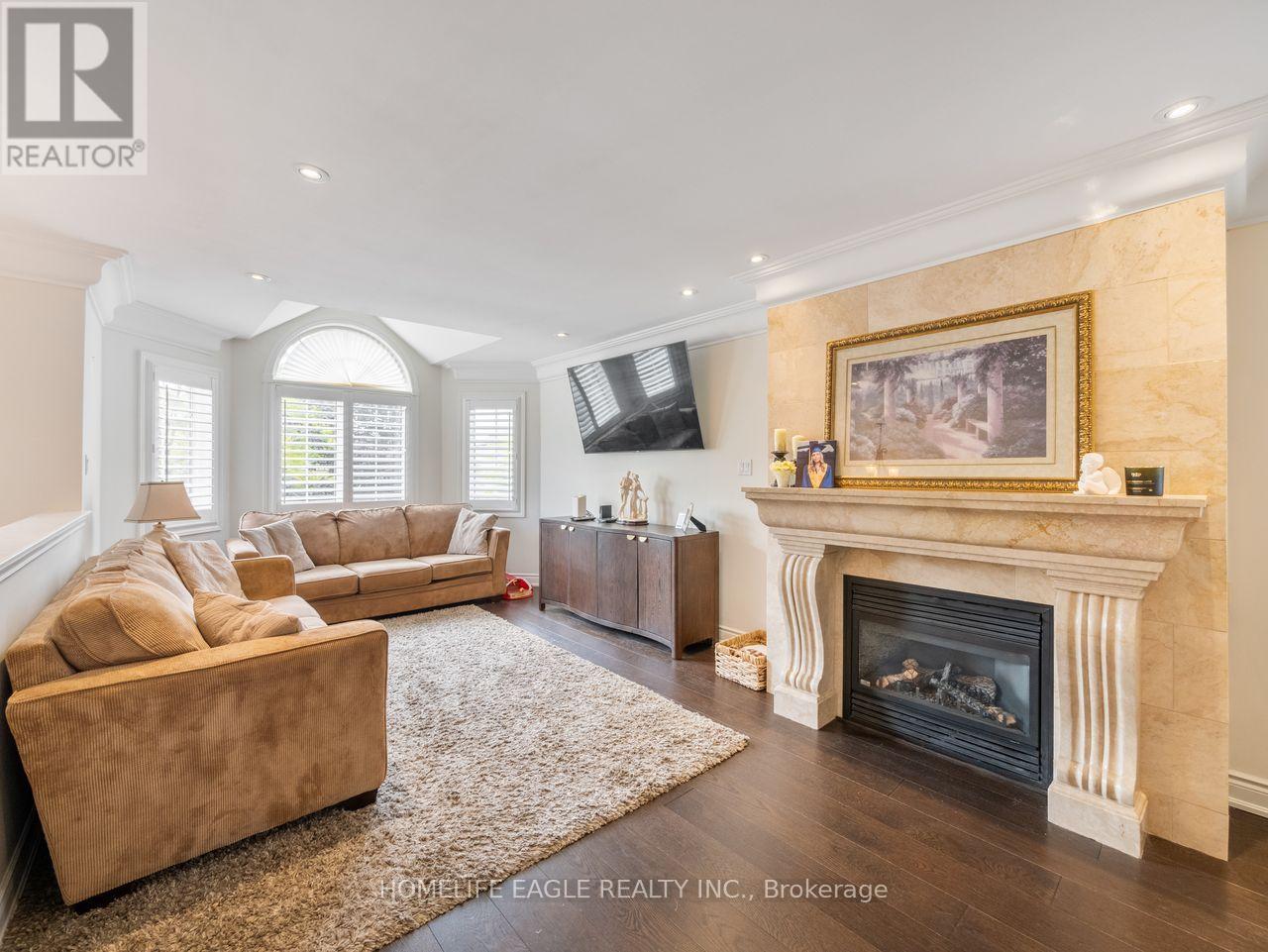 15 Eve Court, Bradford West Gwillimbury, Ontario  L3Z 3H6 - Photo 5 - N12426812