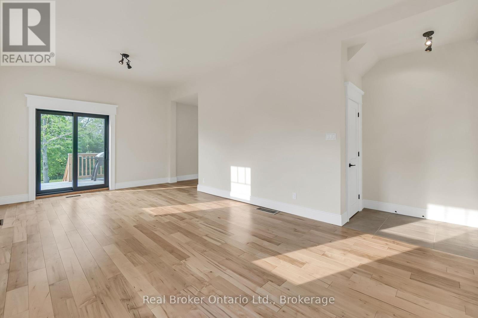 16 Hillcrest Street W, South Bruce, Ontario  N0G 2S0 - Photo 11 - X12448163