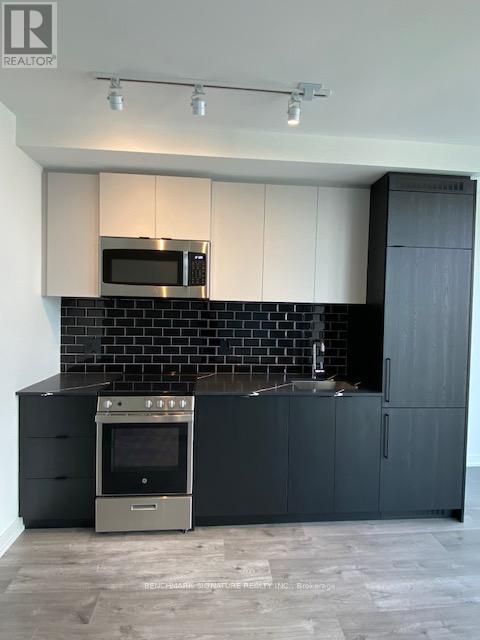 725 - 285 DUFFERIN STREET, Toronto, Ontario