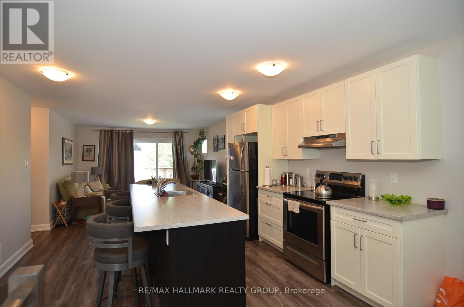 1 - 8009 Jeanne Darc Boulevard, Ottawa, Ontario  K1E 1W4 - Photo 3 - X12448169