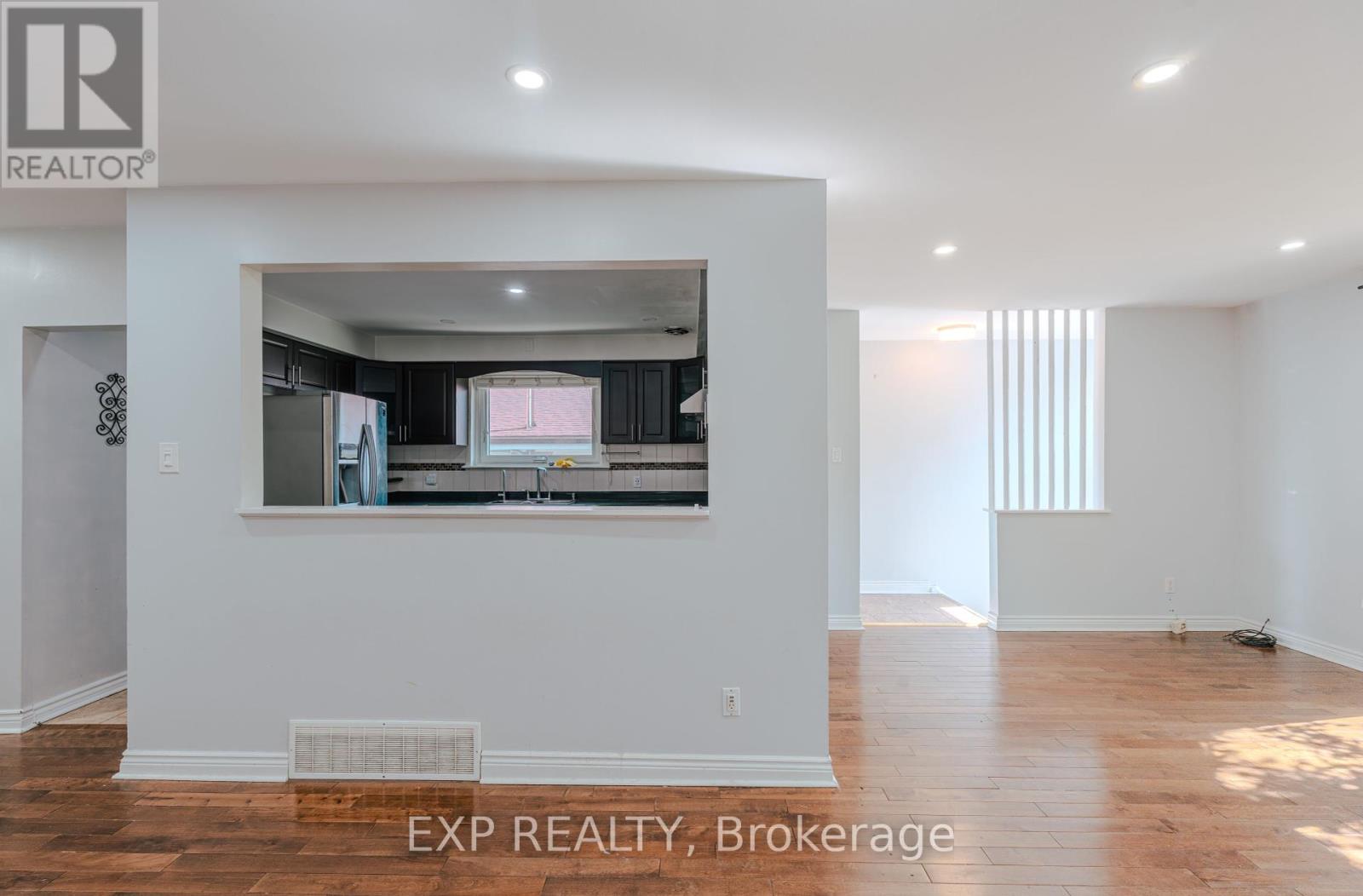 72 Billington Crescent, Toronto, Ontario  M3A 2G6 - Photo 4 - C12448139