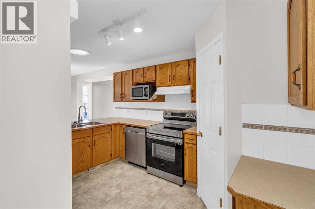 110 West Creek Bay, Chestermere, Alberta  T1X 1K7 - Photo 12 - A2262218
