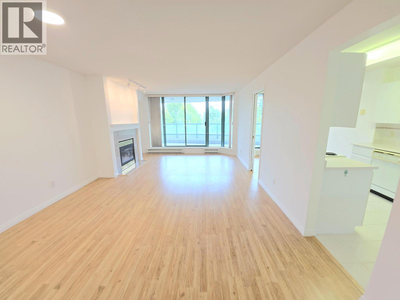 401 5899 Wilson Avenue, Burnaby, British Columbia  V5H 4R9 - Photo 1 - R3055653