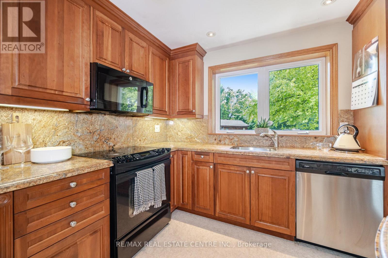 45 Core Crescent, Brampton (Brampton East), Ontario  L6W 2G6 - Photo 20 - W12448120