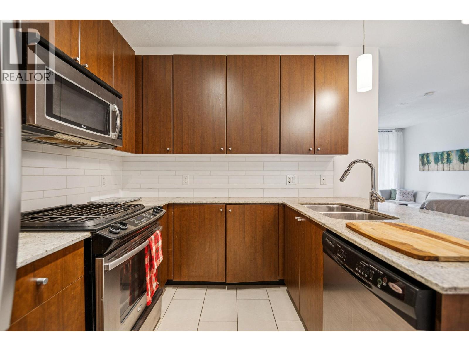 1407 280 Ross Drive, New Westminster, British Columbia  V3L 0C2 - Photo 13 - R3055893