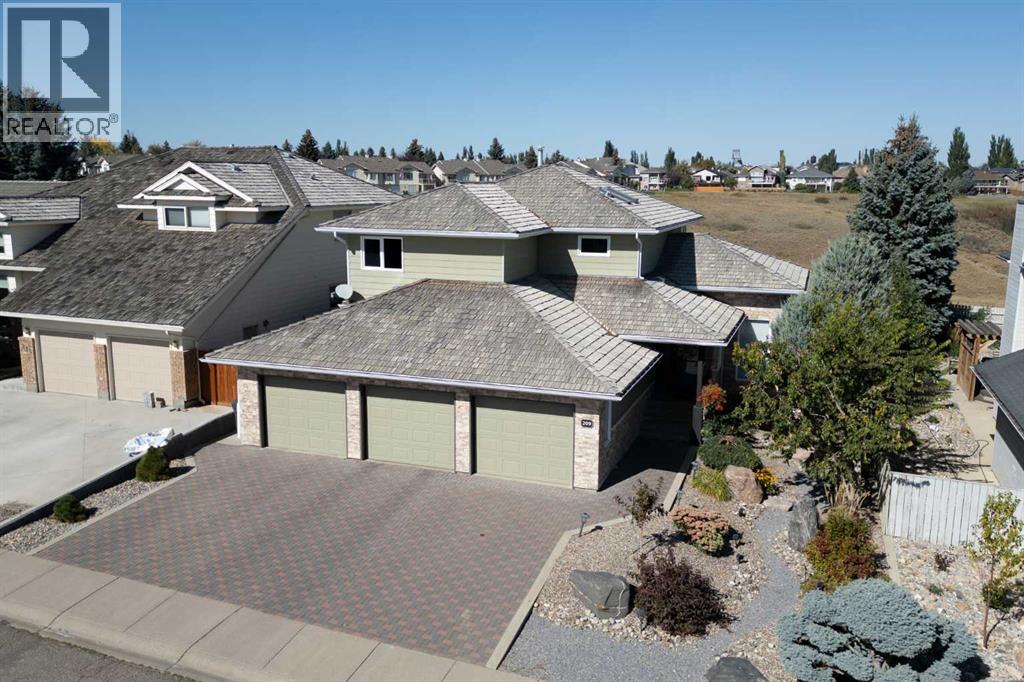 209 Coachwood Point W, Lethbridge, Alberta  T1K 6A7 - Photo 1 - A2259943