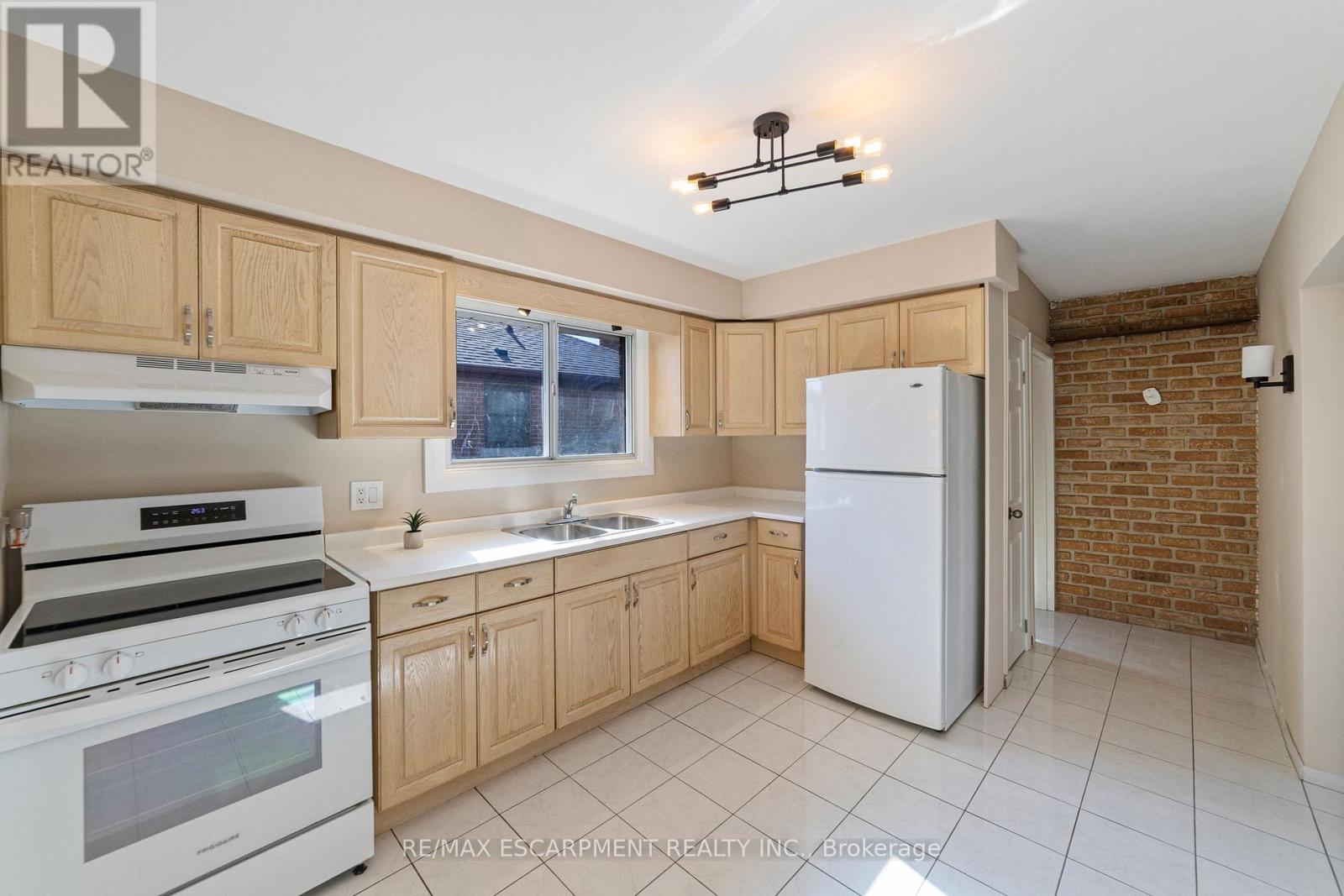 131 Sanatorium Road, Hamilton (Buchanan), Ontario  L9C 1Y9 - Photo 11 - X12448143