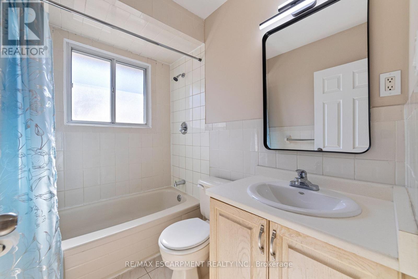 131 Sanatorium Road, Hamilton (Buchanan), Ontario  L9C 1Y9 - Photo 12 - X12448143