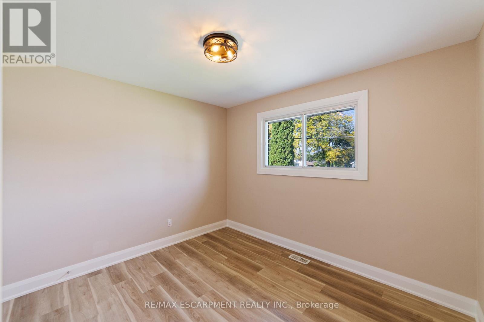 131 Sanatorium Road, Hamilton (Buchanan), Ontario  L9C 1Y9 - Photo 14 - X12448143