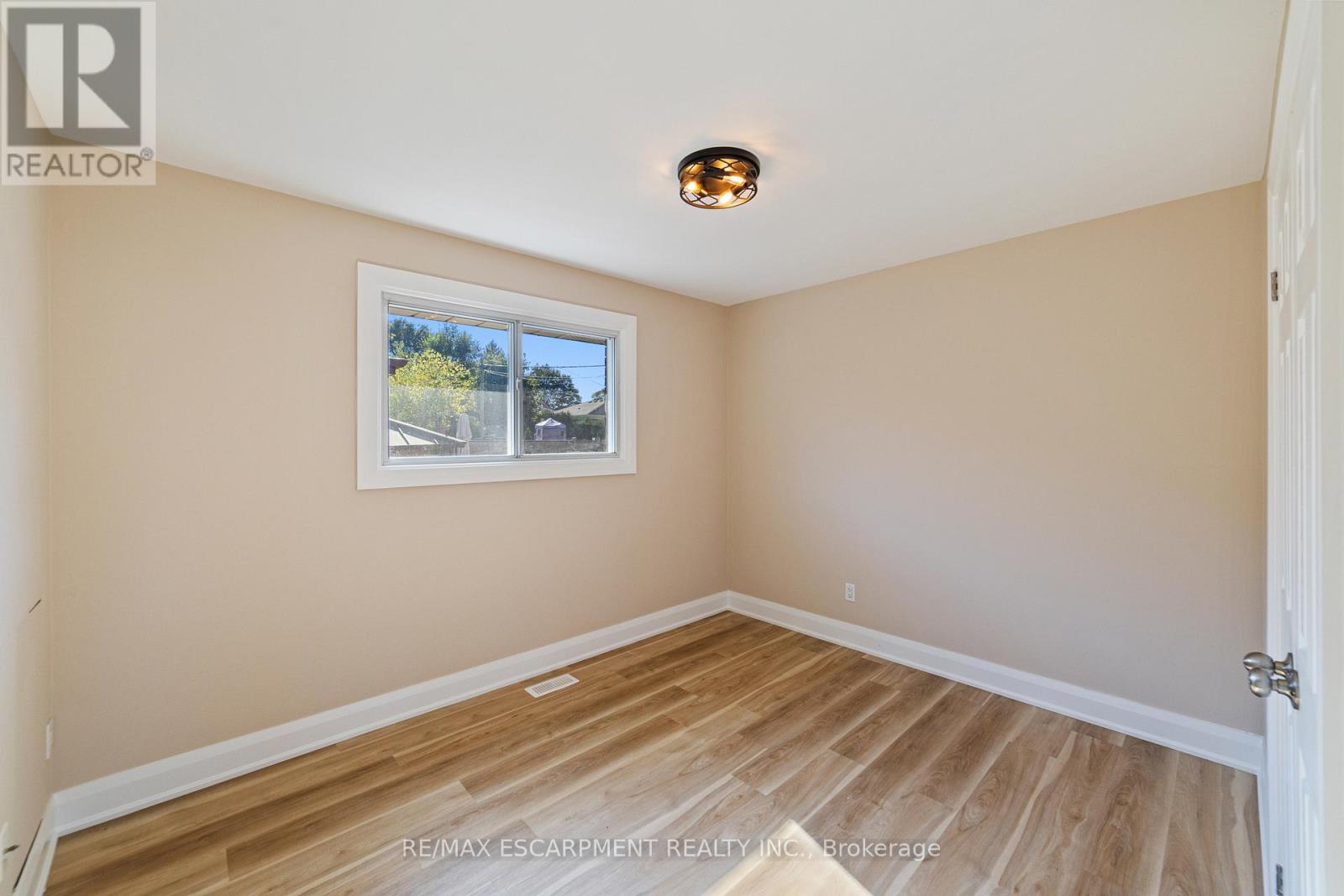 131 Sanatorium Road, Hamilton (Buchanan), Ontario  L9C 1Y9 - Photo 17 - X12448143