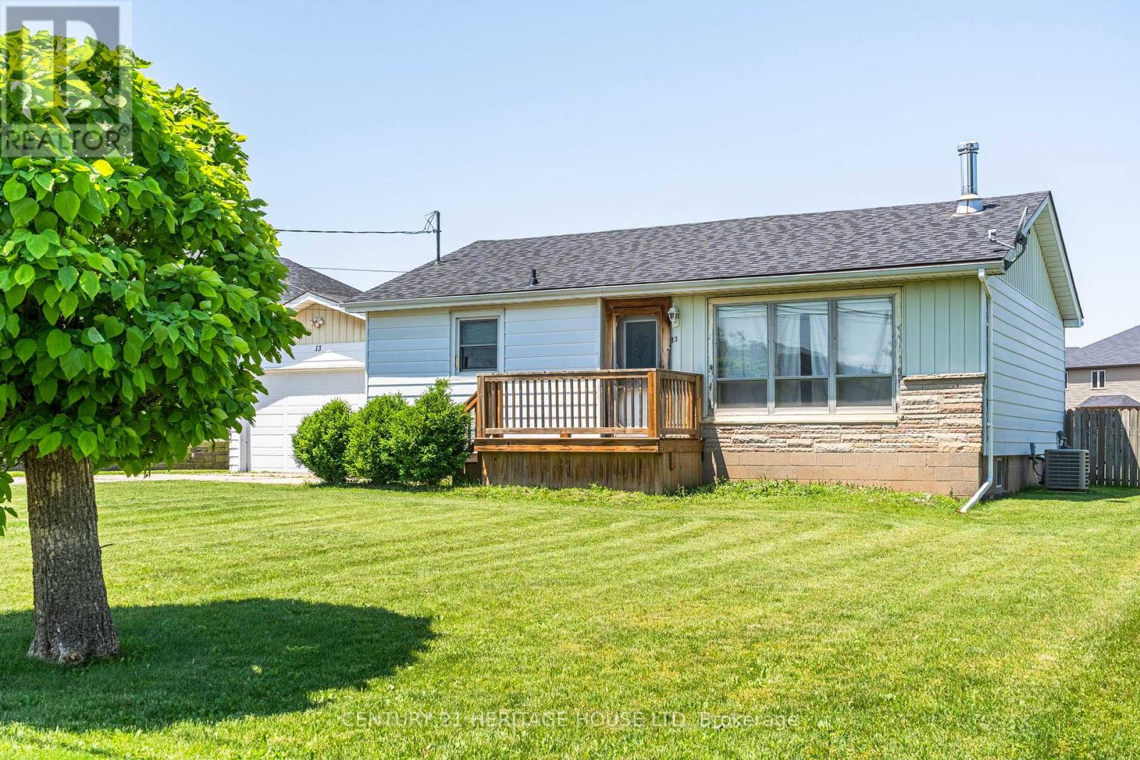 13 West Avenue, Hamilton (Winona), Ontario  L8E 5L5 - Photo 3 - X12448171
