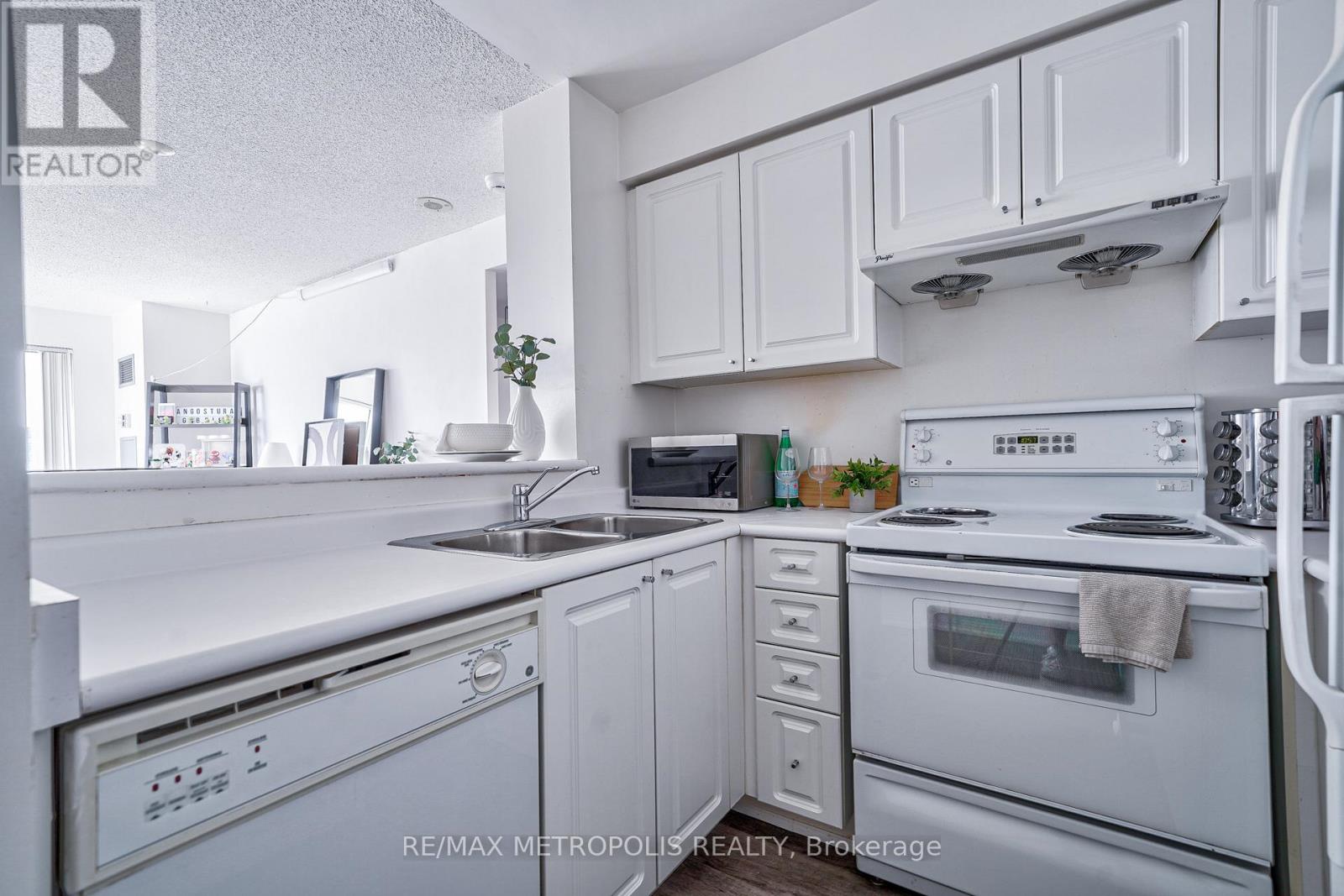 Ph109 - 11 Lee Centre Drive, Toronto, Ontario  M1H 3J5 - Photo 3 - E12448200
