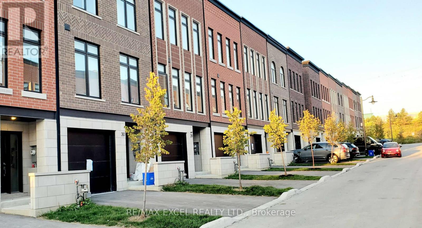20 Chestnut Court, Aurora, Ontario  L4G 4A4 - Photo 4 - N12448175