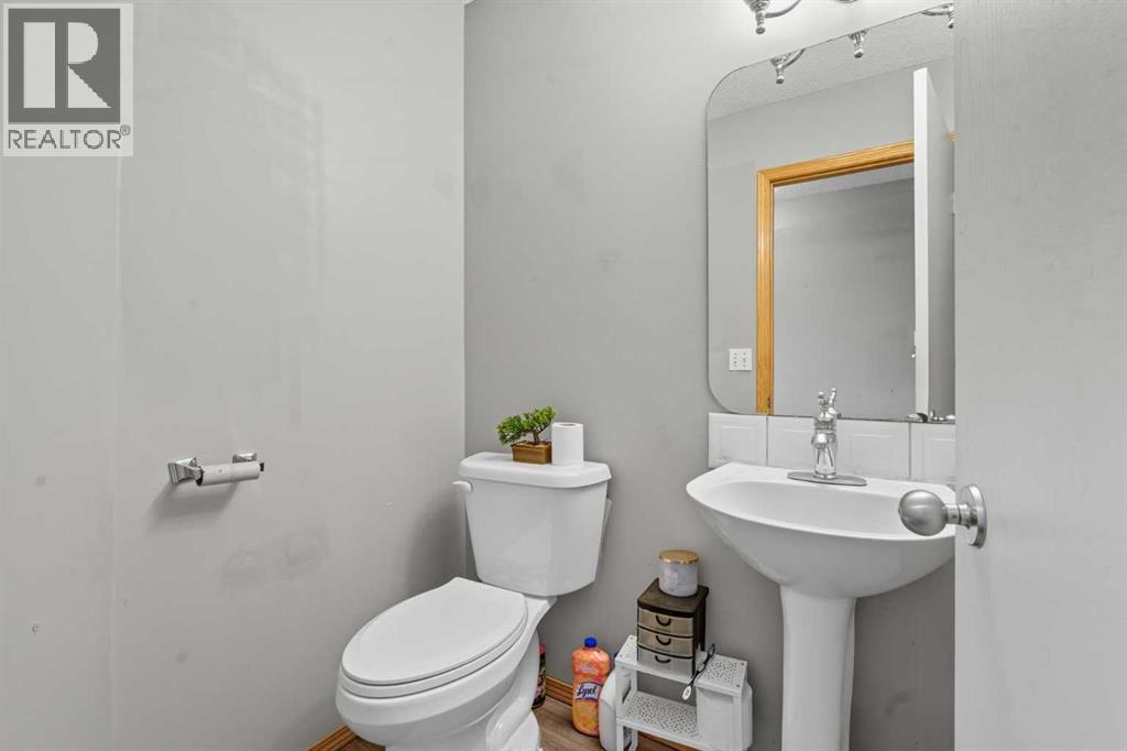 141 Saratoga Close Ne, Calgary, Alberta  T1Y 7A1 - Photo 5 - A2262161