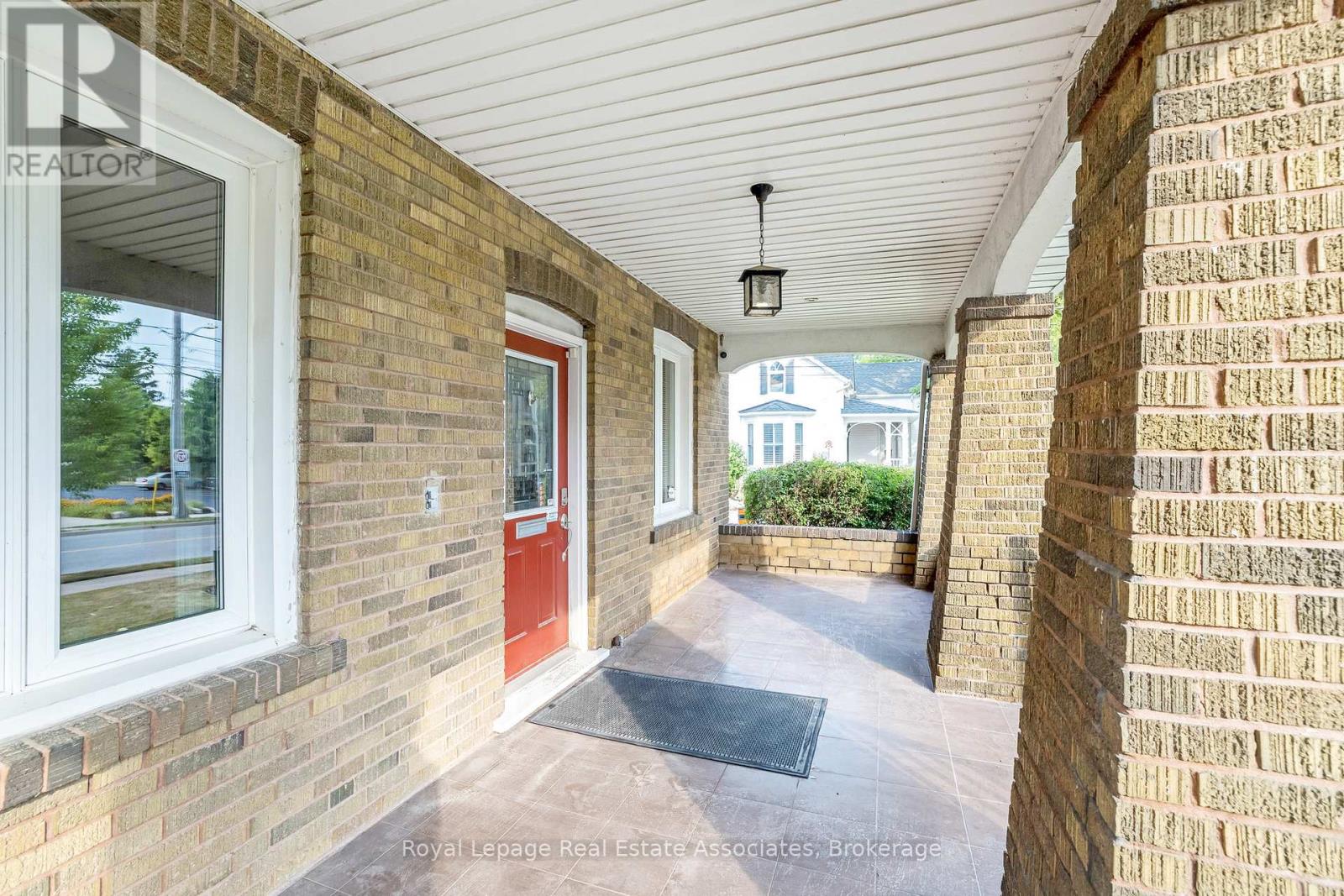 142 Martin Street, Milton (Om Old Milton), Ontario  L9T 2R2 - Photo 5 - W12448189