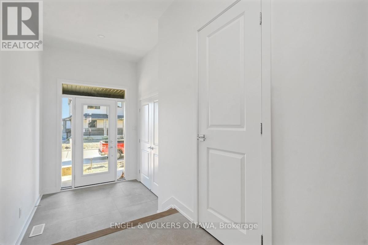 95 San Felice Circle, Ottawa, Ontario  K2S 2R9 - Photo 3 - X12448202