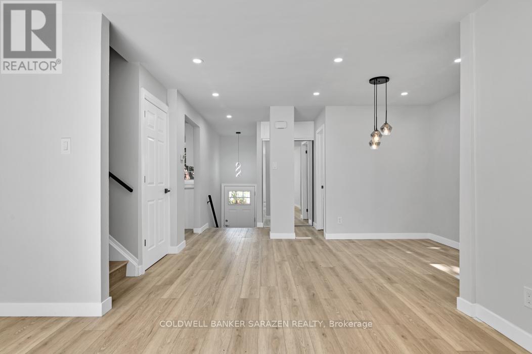 54 Greenboro Crescent, Ottawa, Ontario  K1T 1W6 - Photo 2 - X12448219