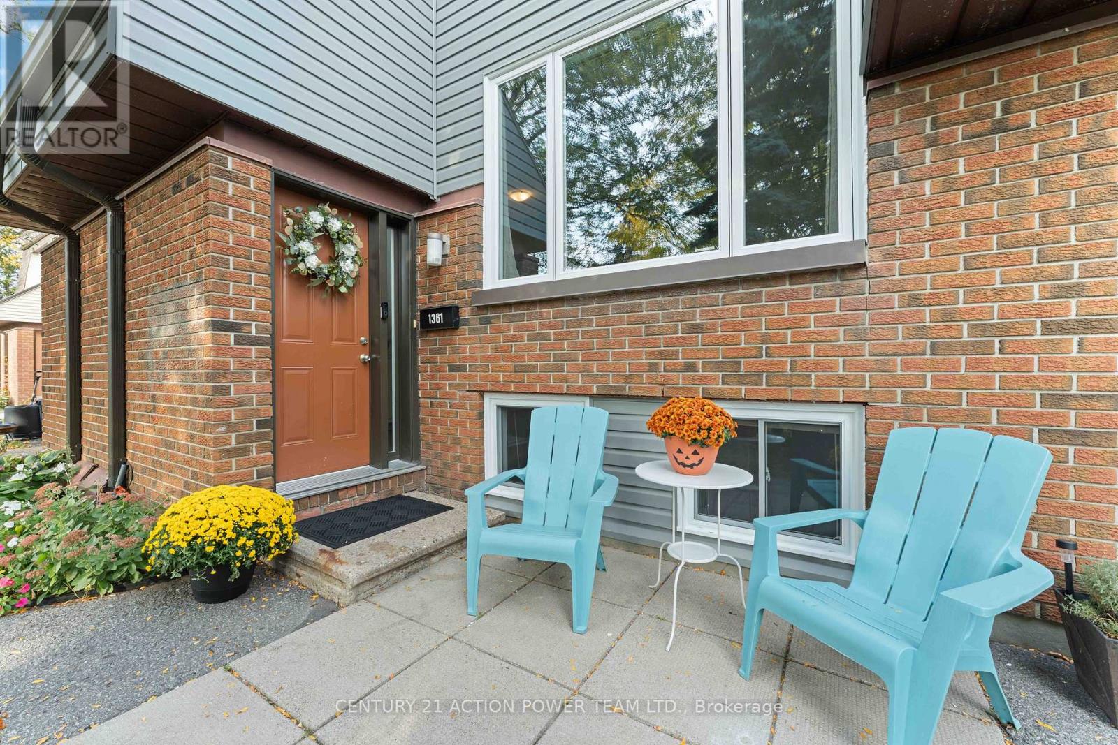 1361 Marigold Crescent, Ottawa, Ontario  K1B 5E7 - Photo 2 - X12448254