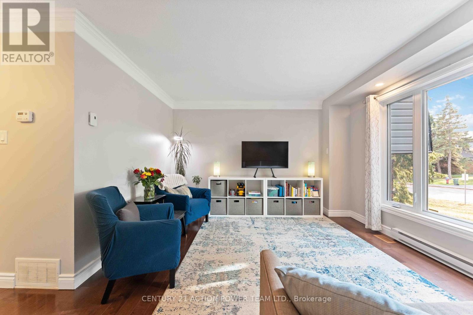 1361 Marigold Crescent, Ottawa, Ontario  K1B 5E7 - Photo 3 - X12448254