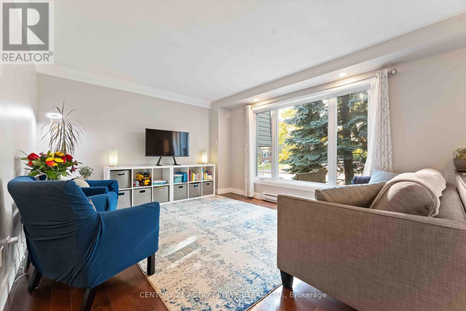 1361 Marigold Crescent, Ottawa, Ontario  K1B 5E7 - Photo 4 - X12448254