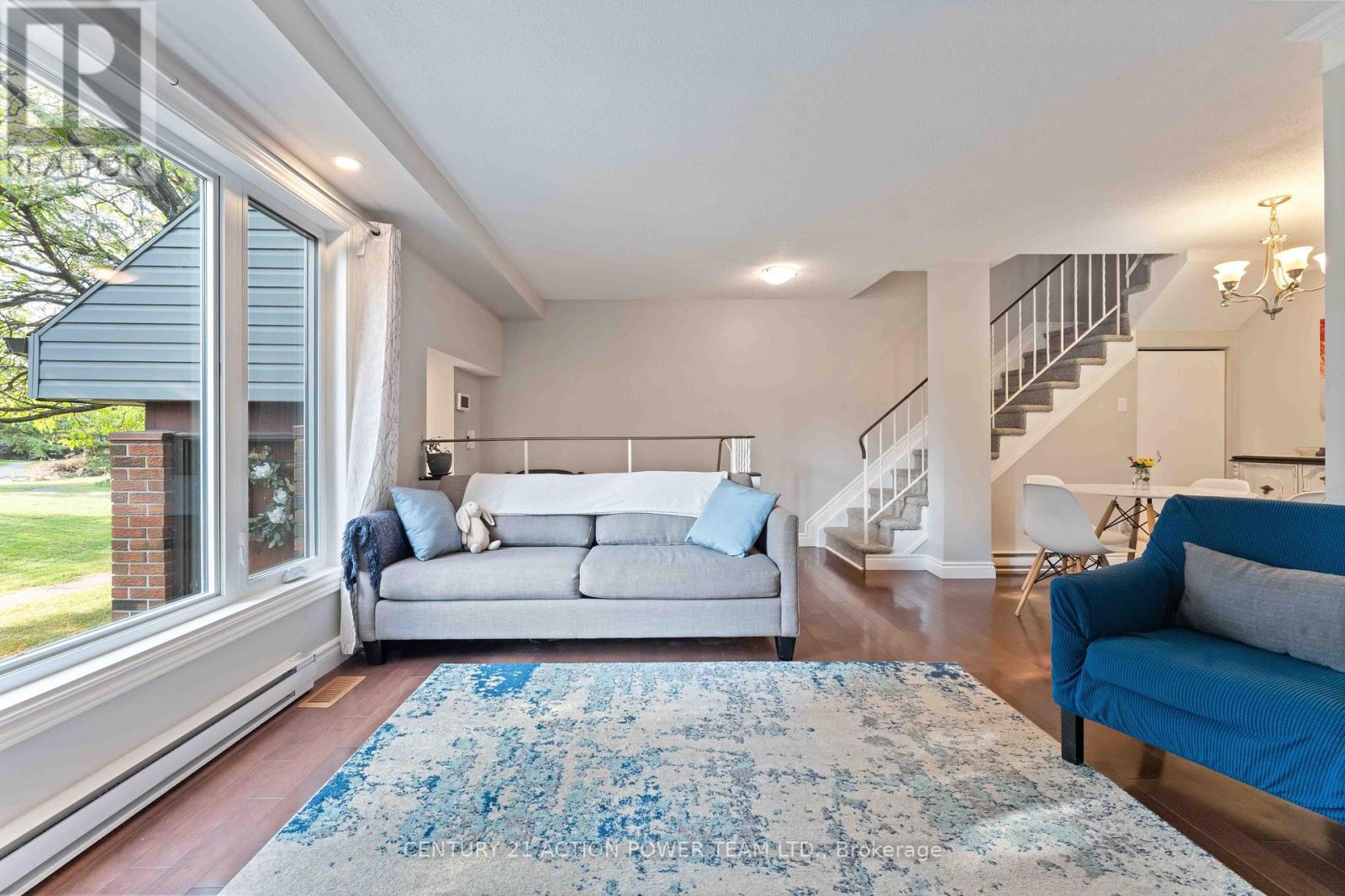 1361 Marigold Crescent, Ottawa, Ontario  K1B 5E7 - Photo 6 - X12448254