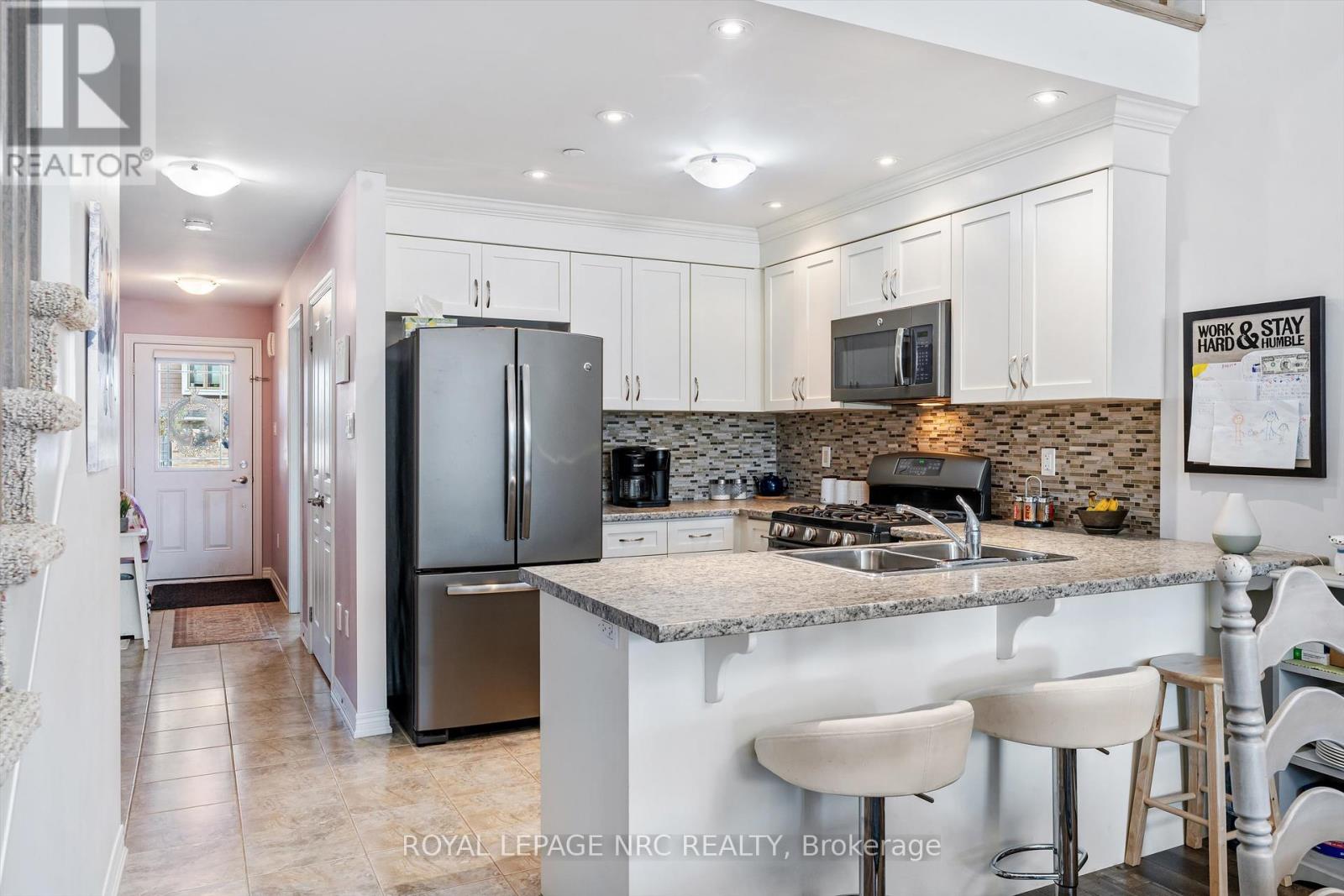 66 Oliver Lane, St. Catharines, Ontario  L2P 0E4 - Photo 11 - X12448221