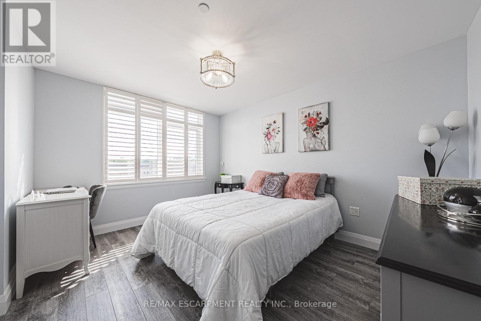 317 - 1 Redfern Avenue, Hamilton (Mountview), Ontario  L9C 0E6 - Photo 9 - X12448185